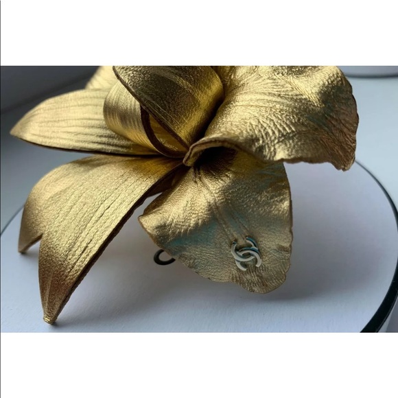 🌹RARE - AUTHENTIC LEATHER FLOWER FROM CHANEL BOUTIQUE in FRANCE - Picture 2 of 5